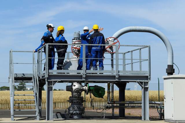 当地时间7月28日，德国萨克森-安哈尔特州的一家天然气公司，工作人员正在开展作业。图/IC photo