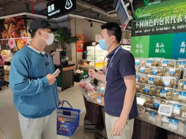 王安平（右）在店里工作图片来源：受访者供图