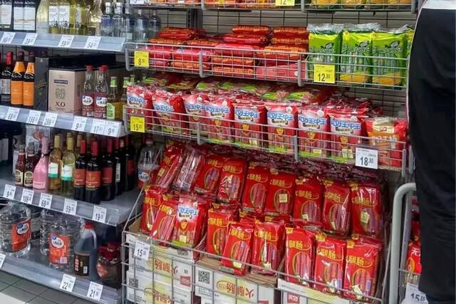 超市货架上的火腿肠图片来源：成都希望食品供图