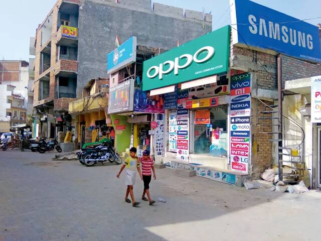 2019年4月，印度哈里亚纳邦古尔冈市，街头的一家手机店销售有OPPO等诸多品牌。图/IC