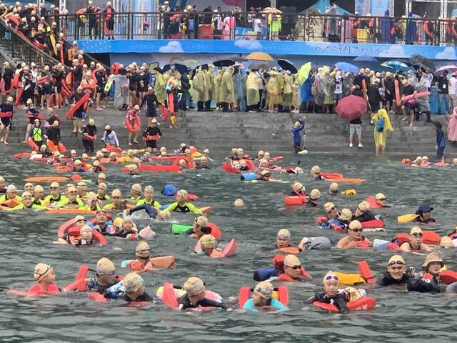 万人游泳渡日月潭活动“风雨中登场”，网友担心：这种天气还游？