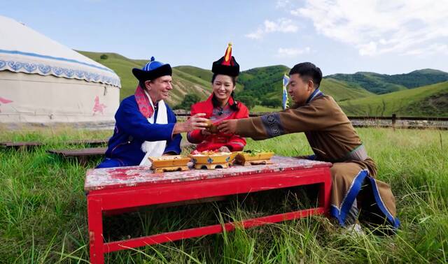 新华社记者说丨“洋记者”在最美的季节“遇见”内蒙古