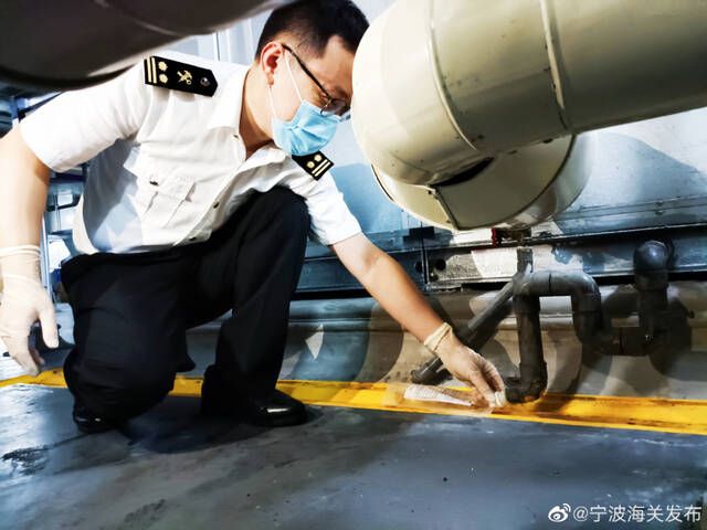 宁波机场海关关员对航站楼集中空调通风系统中的冷凝水中嗜肺军团菌开展采样检测。图片来源：宁波海关发布
