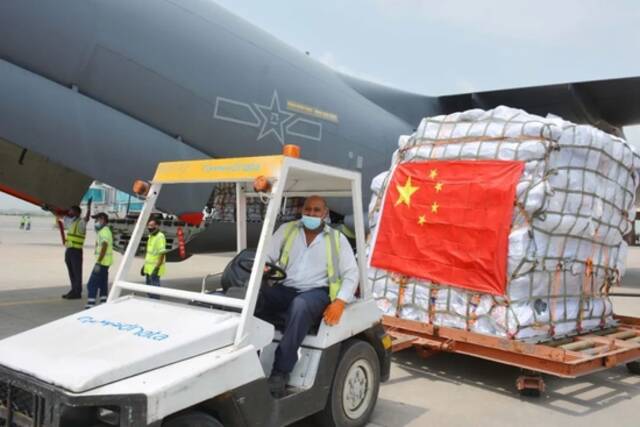 8月30日，中国援巴人道主义物资运抵巴基斯坦卡拉奇。图源：新华社