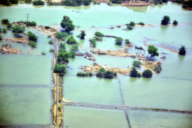 9月3日在巴基斯坦俾路支省航拍的洪灾现场。图源：新华社