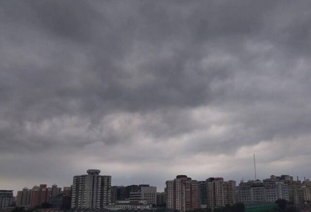 北京今日午后有分散性雷阵雨，局地伴七级大风、山区有小冰雹