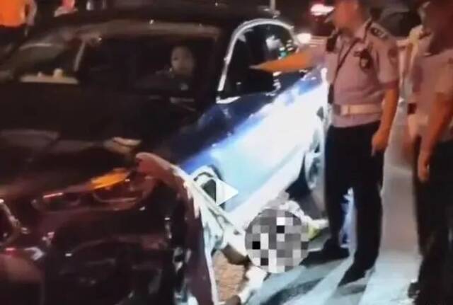 警方通报“宝马女司机撞人拖行”：系醉驾，被拖行女子体征平稳
