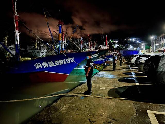 9月3日晚，岱山县公安检查码头渔船归港避风情况。（受访者供图）