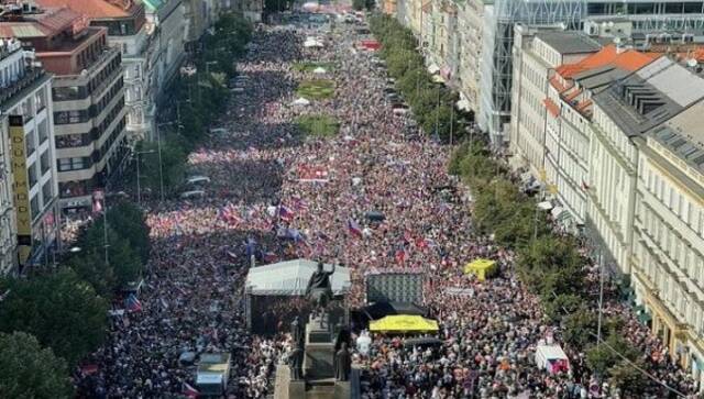 9月3日，捷克爆发数万人反政府大游行，图自社交媒体