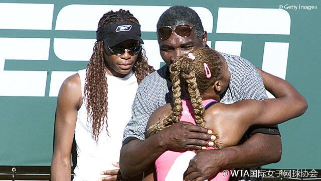 2001年印第安维尔斯夺冠后小威与父亲拥抱图片来源：WTA官网