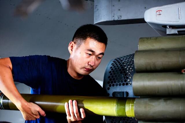 大片来袭！南部战区海军航空兵组织海(地)靶实弹攻击训练