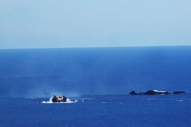 大片来袭！南部战区海军航空兵组织海(地)靶实弹攻击训练