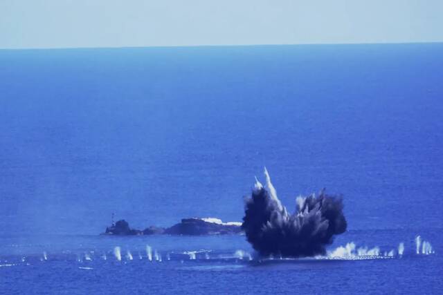 大片来袭！南部战区海军航空兵组织海(地)靶实弹攻击训练