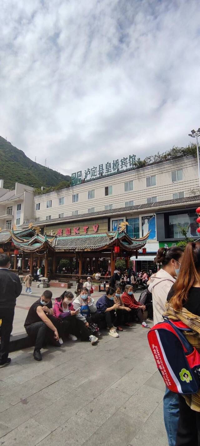 泸定广场聚集大量群众