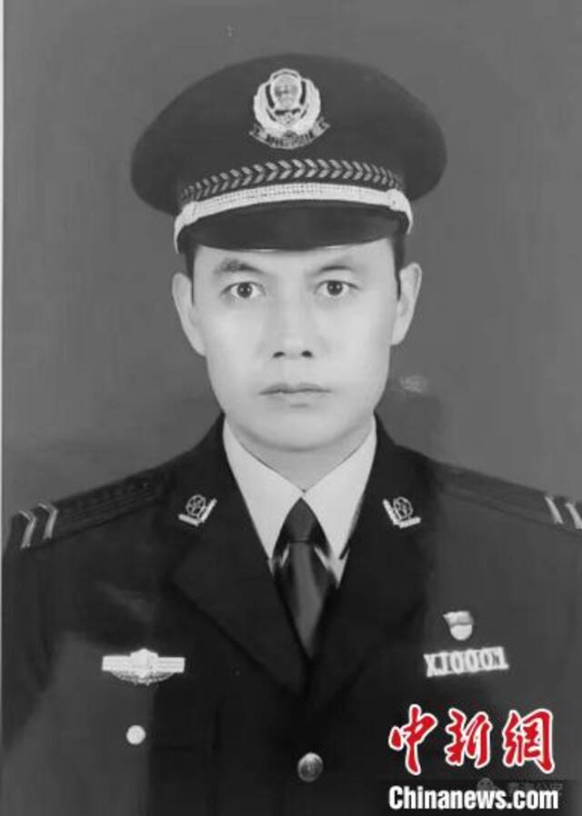 图为威远镇派出所辅警张成明，1986年9月出生，2006年参加公安工作。青海省公安厅供图