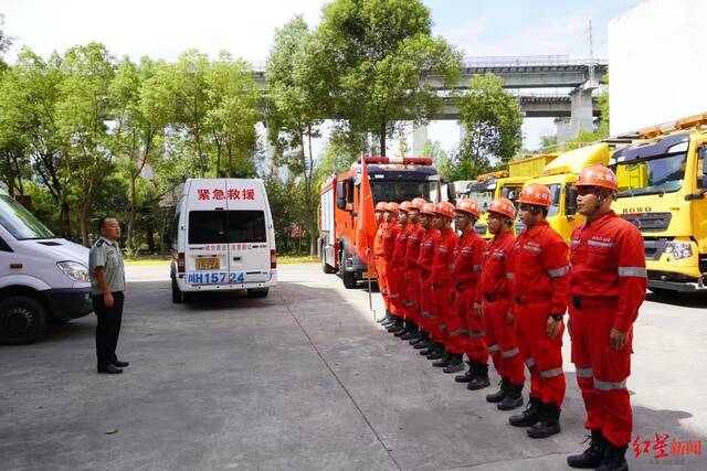 广元生产安全应急救援支队12人携生命探测仪等设备，赴泸定地震灾区抢险救援