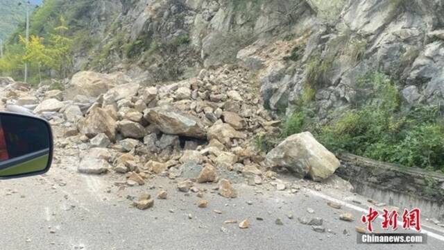 地震发生后，泸定县冷碛镇瓦斯营盘公路路段出现落石。四川森林消防供图