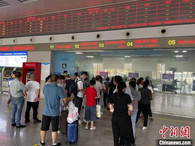 图为9月5日的重庆北站售票窗口。重庆北站供图