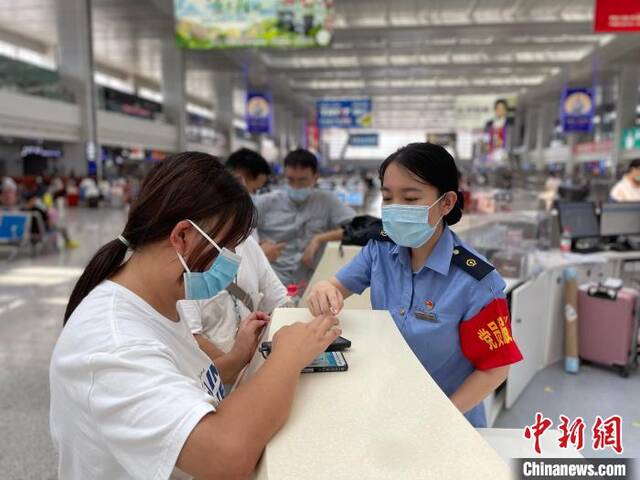 图为9月5日，重庆北站工作人员在接受旅客咨询。重庆北站供图