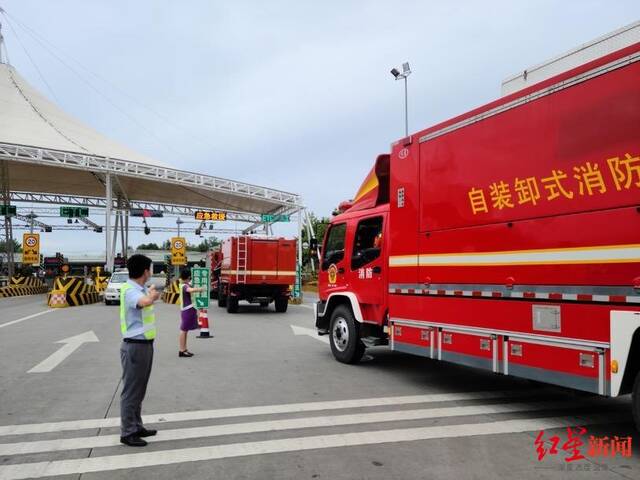 ▲成温邛高速文家场收费站引导应急救援车辆快速通过