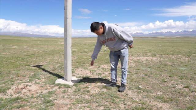 6月28日，陕西省工程监理有限责任公司项目负责人李顺新正在介绍“招鹰架”使用情况。（新华社记者李占轶摄）