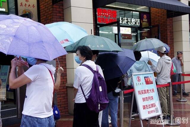 刮台风、下大雨也阻挡不了上海市民排队买鲜肉月饼