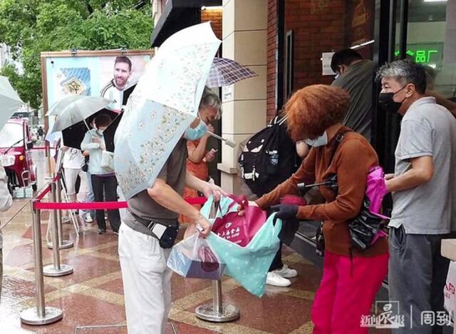 刮台风、下大雨也阻挡不了上海市民排队买鲜肉月饼