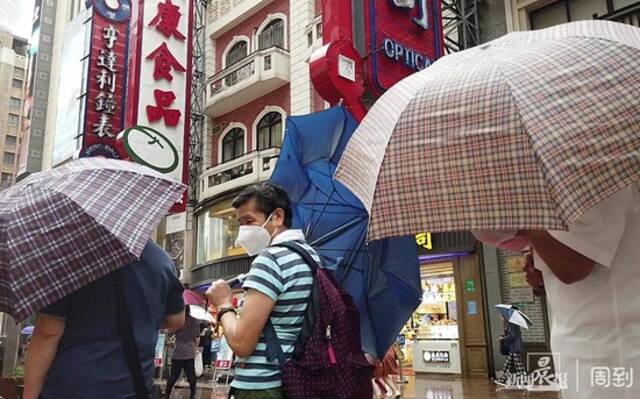 刮台风、下大雨也阻挡不了上海市民排队买鲜肉月饼