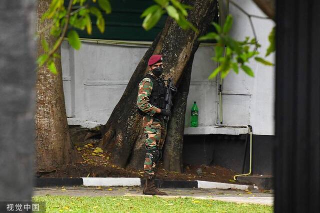 9月3日，斯里兰卡科伦坡，前总统拉贾帕克萨回到位于科伦坡的政府官邸后，一名突击队员站岗。（视觉中国）