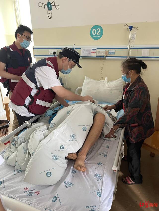 石棉县人民医院救治5名伤员 省医院第二批小分队抵达石棉