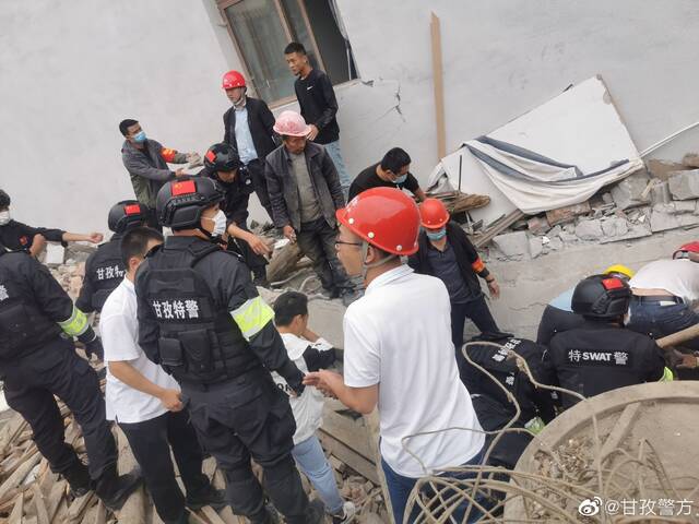 甘孜警方：特警徒手刨土解救出一名被困男子，送往州医院抢救