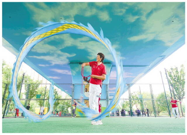▲8月28日，市民在泰州市东环高架体育公园健身。新华社记者季春鹏摄