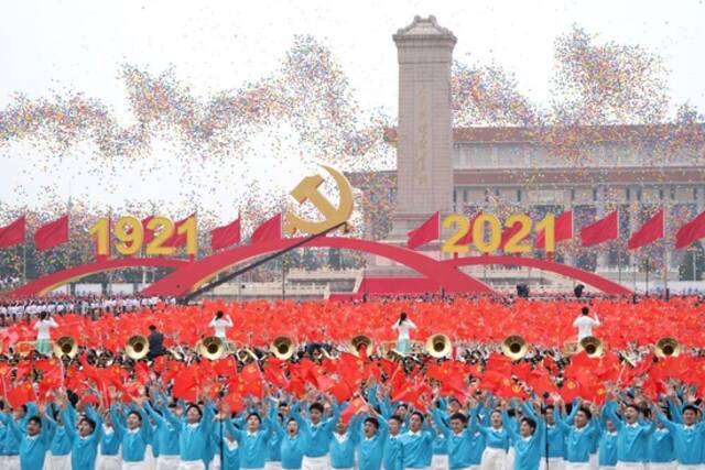 2021年7月1日上午，庆祝中国共产党成立100周年大会在北京天安门广场隆重举行。这是庆祝大会现场放飞气球。新华社记者陈晔华摄