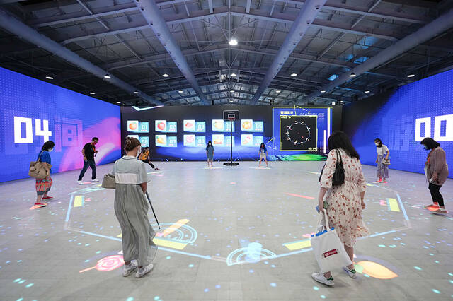 2022年9月1日，在服贸会首钢园区，参观者在元宇宙体验展馆内体验一款互动游戏。新华社记者鞠焕宗摄
