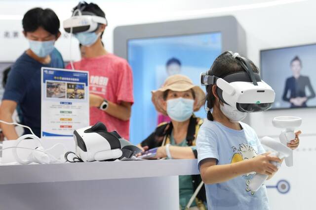 9月4日，在服贸会首钢园区文旅服务专题展，小朋友在进行VR体验。新华社记者鞠焕宗摄