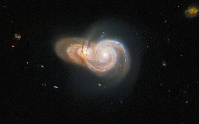 哈勃太空望远镜拍摄的两个重叠螺旋星系：SDSS J115331和LEDA 2073461
