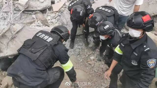 特警救援小组徒手刨土