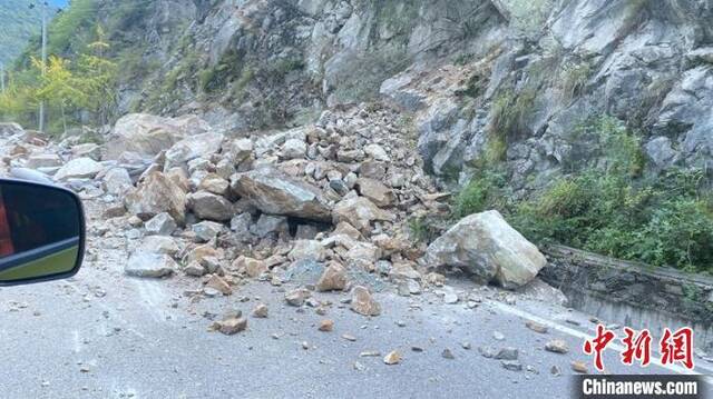 震区的道路沿途的垮塌和落石。四川森林消防供图