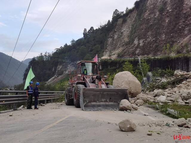 ↑正在进行道路抢通作业