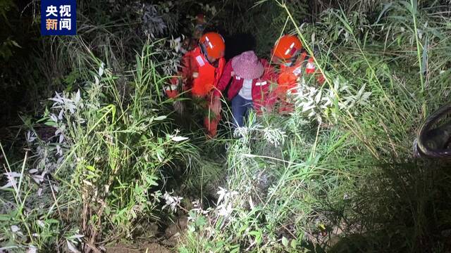 四川泸定新华村有人员受伤 森林消防救援人员连夜转移被困群众