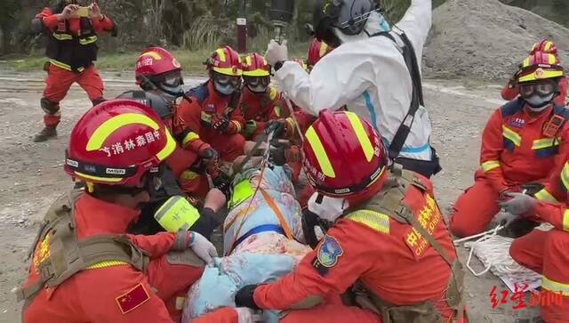 震中“孤岛”待援：磨西镇共和村断路断水断电，直升机转移出6名重伤员