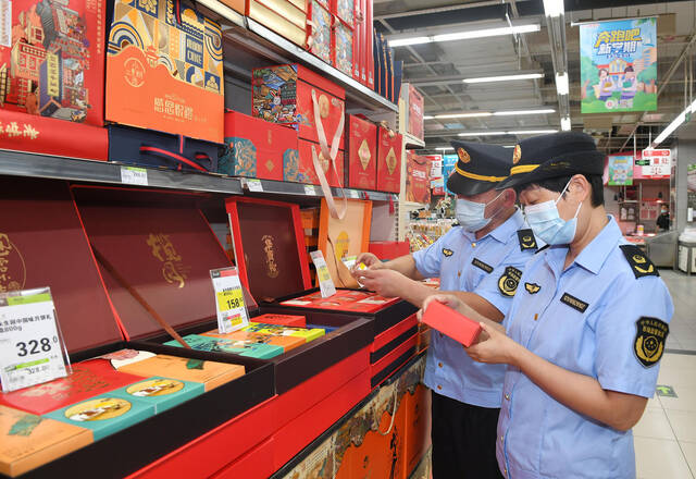 2022年9月2日，合肥，市场监督管理所执法人员深入辖区商超月饼专柜进行食品安全检查。图据视觉中国