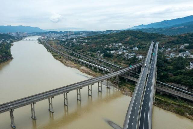 中国这十年·中国故事｜四川：交通建设助力破解“蜀道难”