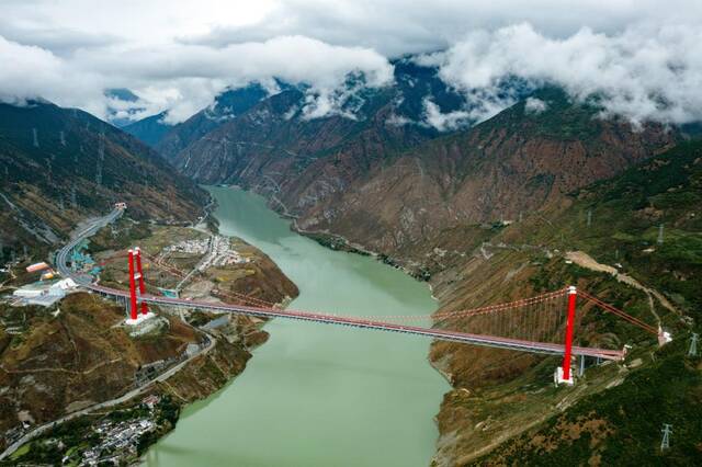 这是被誉为“川藏第一桥”的雅康高速公路泸定大渡河特大桥（无人机照片）。新华社记者沈伯韩摄