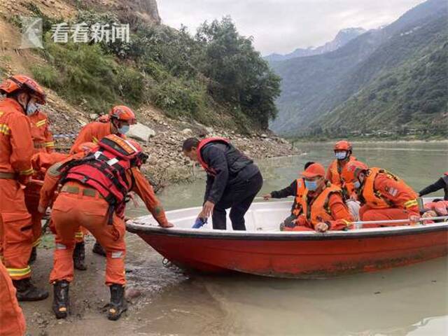 视频｜救援现场落石不断 消防挺进堰塞湖转运受伤群众