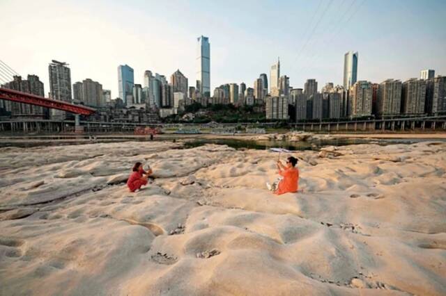  8月25日，重庆嘉陵江露出干涸的河床。图/人民视觉
