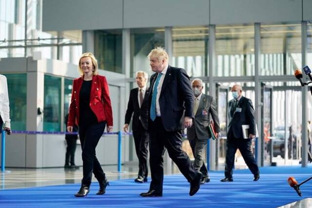 当地时间2022年3月24日，比利时布鲁塞尔，北约峰会将召开。英国首相约翰逊、英国外交大臣特拉斯抵达会场。人民视觉资料图