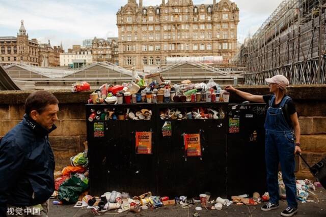 当地时间2022年8月25日，英国爱丁堡，议会工作人员继续罢工，街道上堆满了垃圾。人民视觉资料图