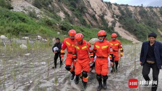 四川泸定地震彻夜救援！激流中搭起生命桥 徒手刨出被困者