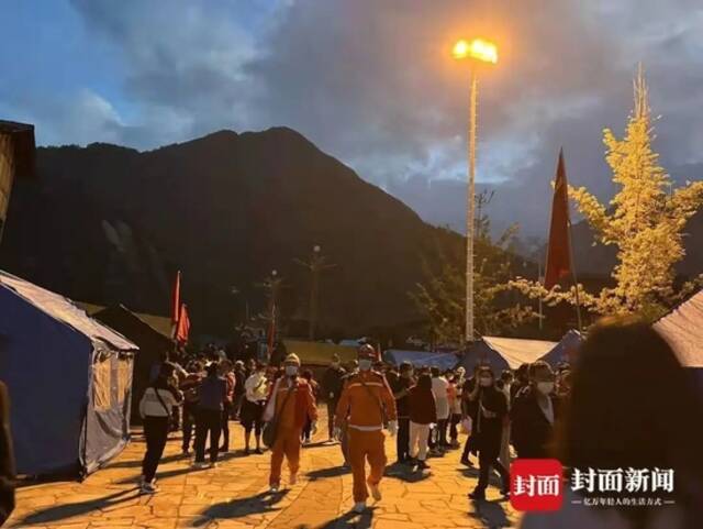 四川泸定地震彻夜救援！激流中搭起生命桥 徒手刨出被困者